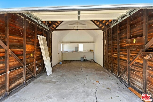 Building Photo - 5428 S Victoria Ave