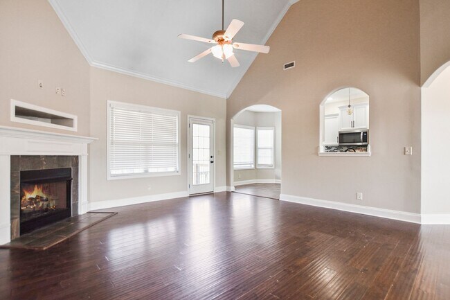 Building Photo - Pet Friendly Three Bedroom with Bonus!
