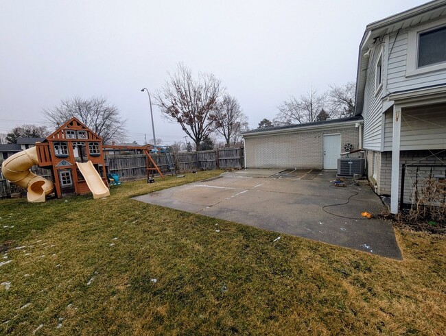 Building Photo - Spacious 5BR House in Southfield