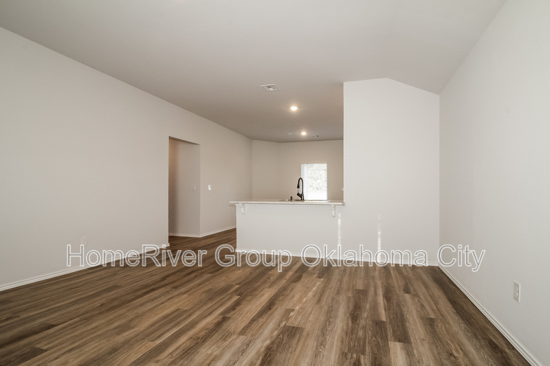 Building Photo - 3131 Valley Dr
