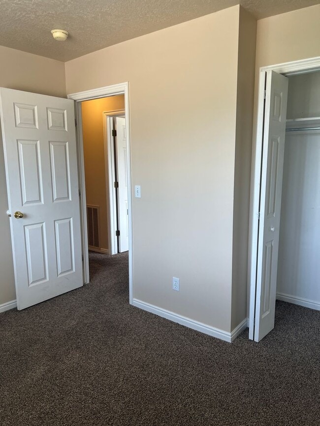 Building Photo - Brentwood Upper Level Condo - 2 Bed, 1 Bath with Washer/Dryer and Optix Internet!