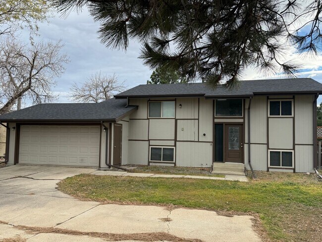 Primary Photo - 4 bedroom, 2 bath home with 2 car garage, ...