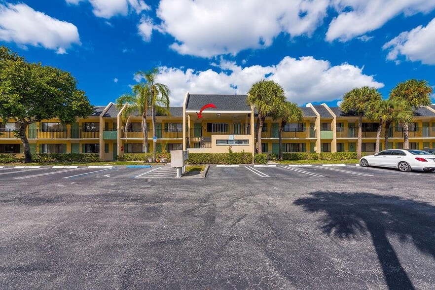 Primary Photo - 1529 Meadows Cir W