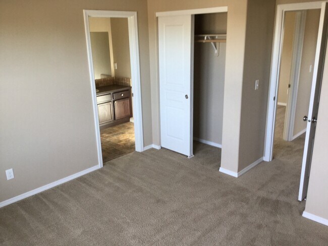 Building Photo - PETS CONSIDERED!! 1743 Sq Ft, 3 Bdrm, 2.5 ...