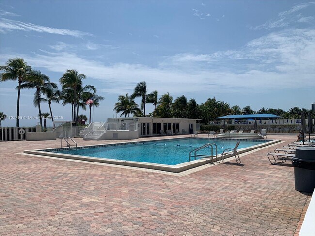 Building Photo - 5005 Collins Ave