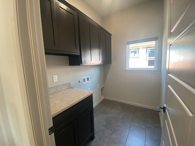 Building Photo - Beautiful contemporary 2-story home with 3 bedrooms and 2 bathrooms in Addison Creek.