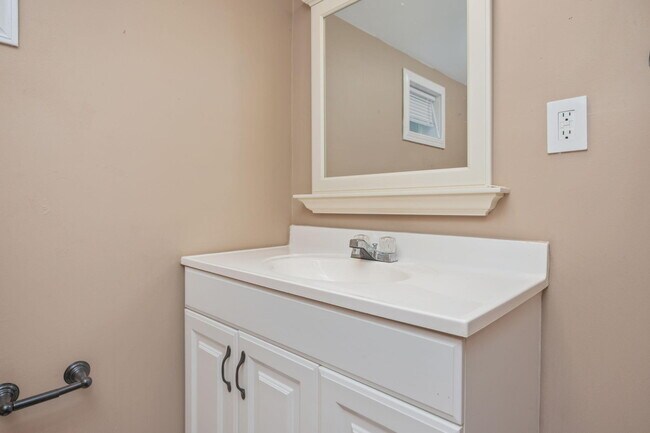 Building Photo - 346 Crescent Dr
