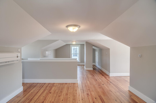 Building Photo - East Nashville Cottage!