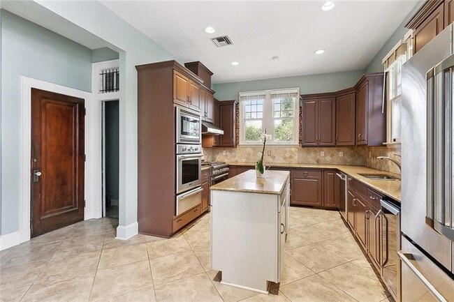 Building Photo - 30 Fontainebleau Dr
