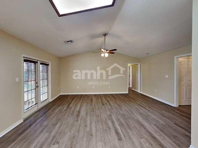 Building Photo - 1004 Lantana Dr