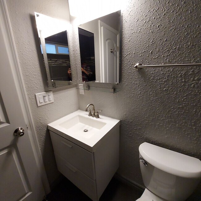 Building Photo - Charming 2bedroom, 2bath home, Like New near Land Park Area and City College.
