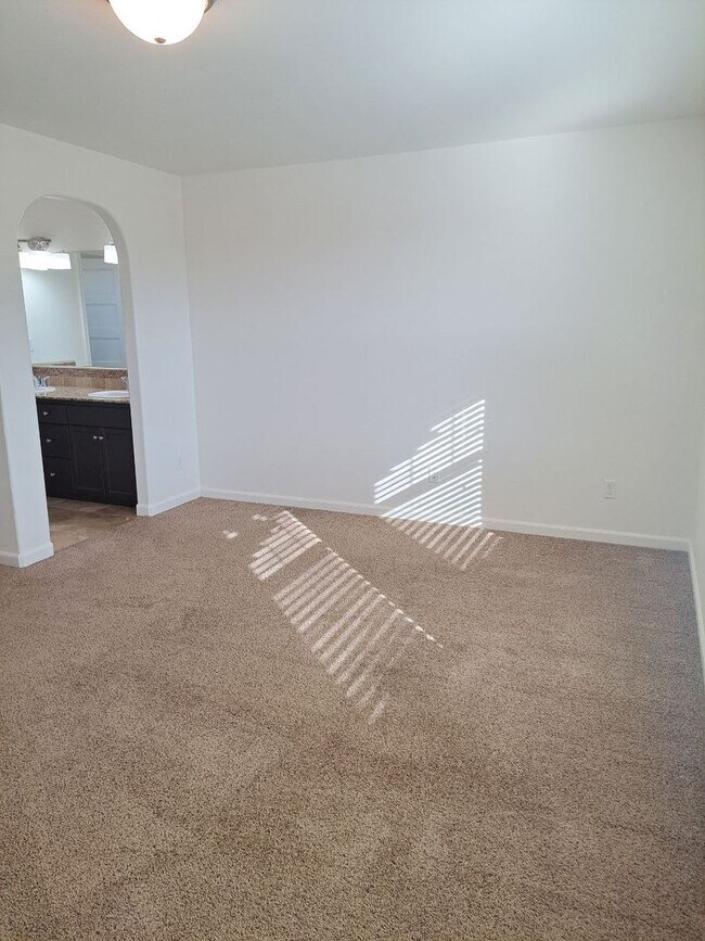 Building Photo - 1504 N Vanguard Way