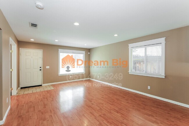 Building Photo - 1493 Evergreen Ave