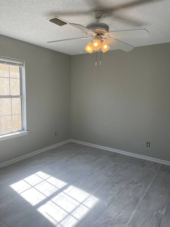 Building Photo - 265 Windridge Dr