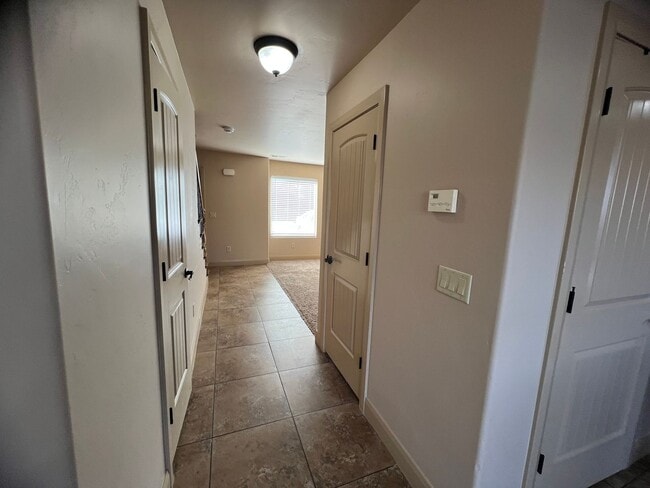 Building Photo - Looks Almost Brand New Townhome!