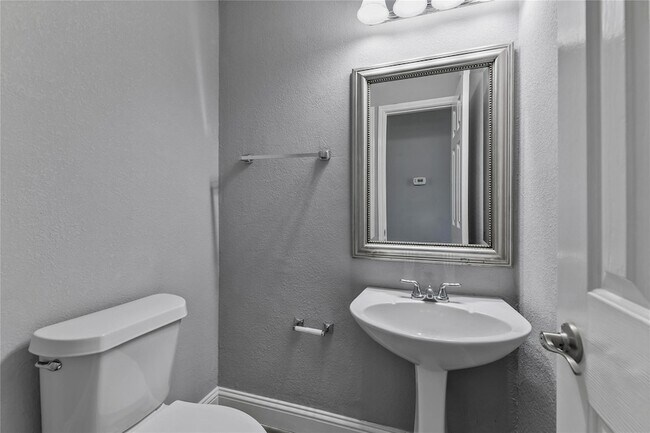 Building Photo - 630 Lakewood Dr
