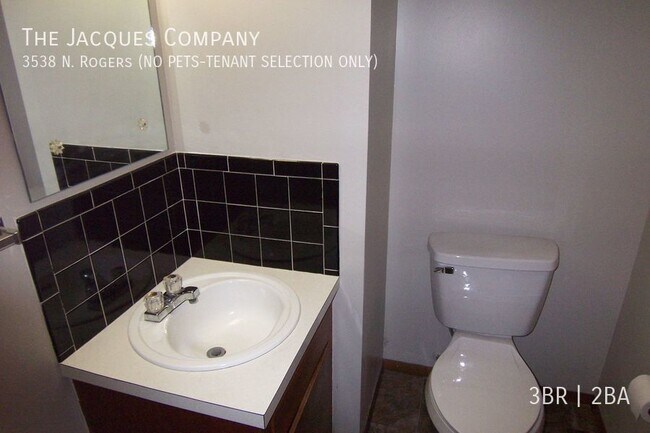 Building Photo - 3538 N Rogers Ave