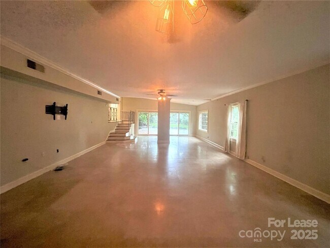 Building Photo - 2610 Providence Rd