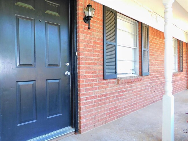 Building Photo - 720 Chisholm Trail
