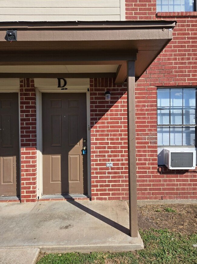 Building Photo - 3404 Barcelona Dr