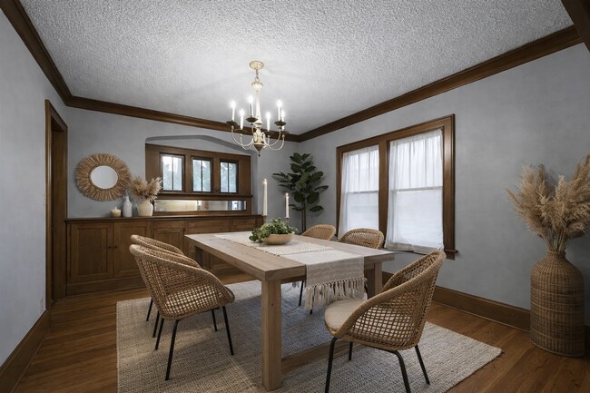 Building Photo - 6 Bedroom House Available Near Concordia University!