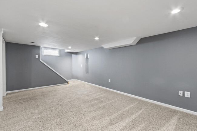 Building Photo - 32119 Glen Ave