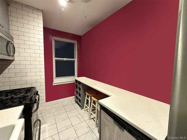 Building Photo - 76-10 34th Ave