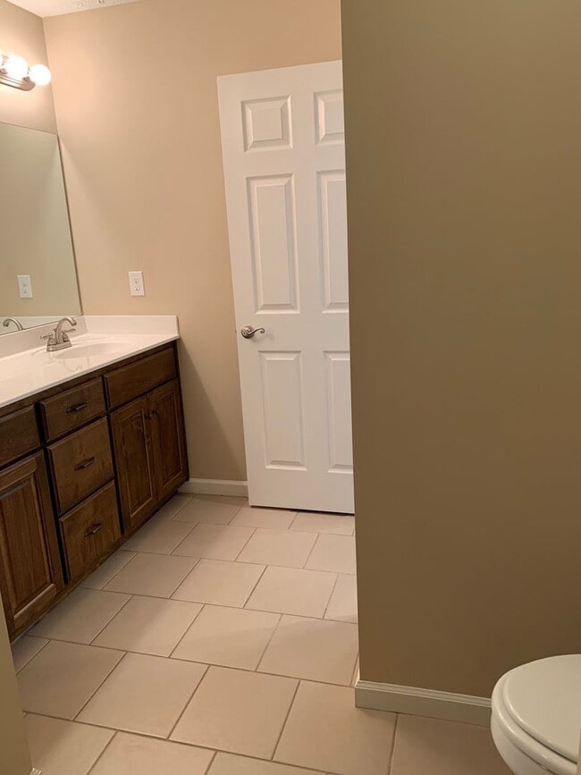 Building Photo - Beautiful 3 Bedroom, 2 Bath Home, With GAR...