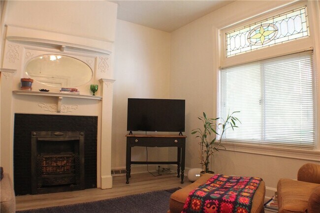Building Photo - 124 3rd St