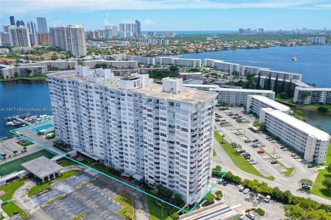 Building Photo - 18031 Biscayne Blvd