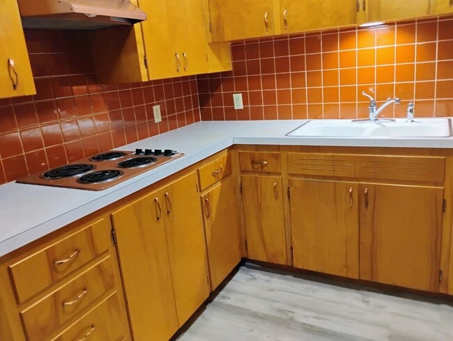 Building Photo - 955 6th Ave E