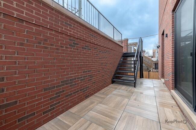 Building Photo - 901 W Cullerton St