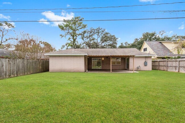 Building Photo - 3306 Crestdale Dr