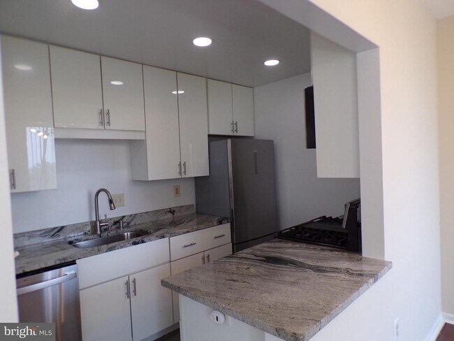 Building Photo - 4390 Lorcom Ln