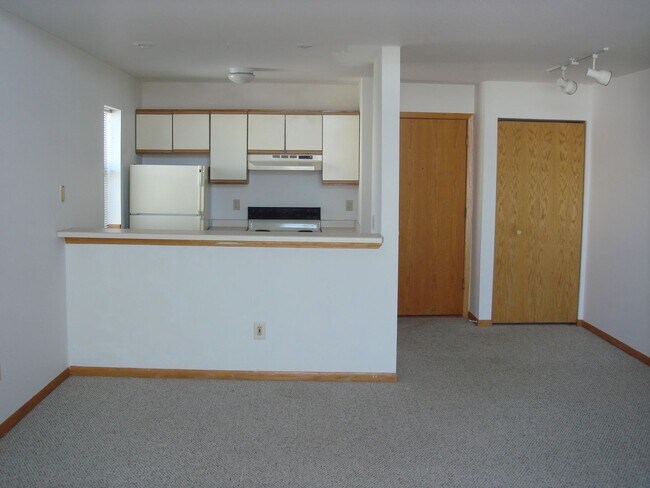 Building Photo - 2-Bedroom Apartment **AVAILABLE AUGUST 15TH**