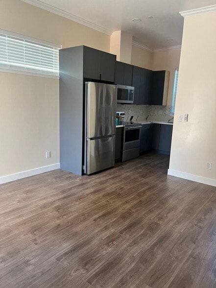 grand area - 994 Helen Ave