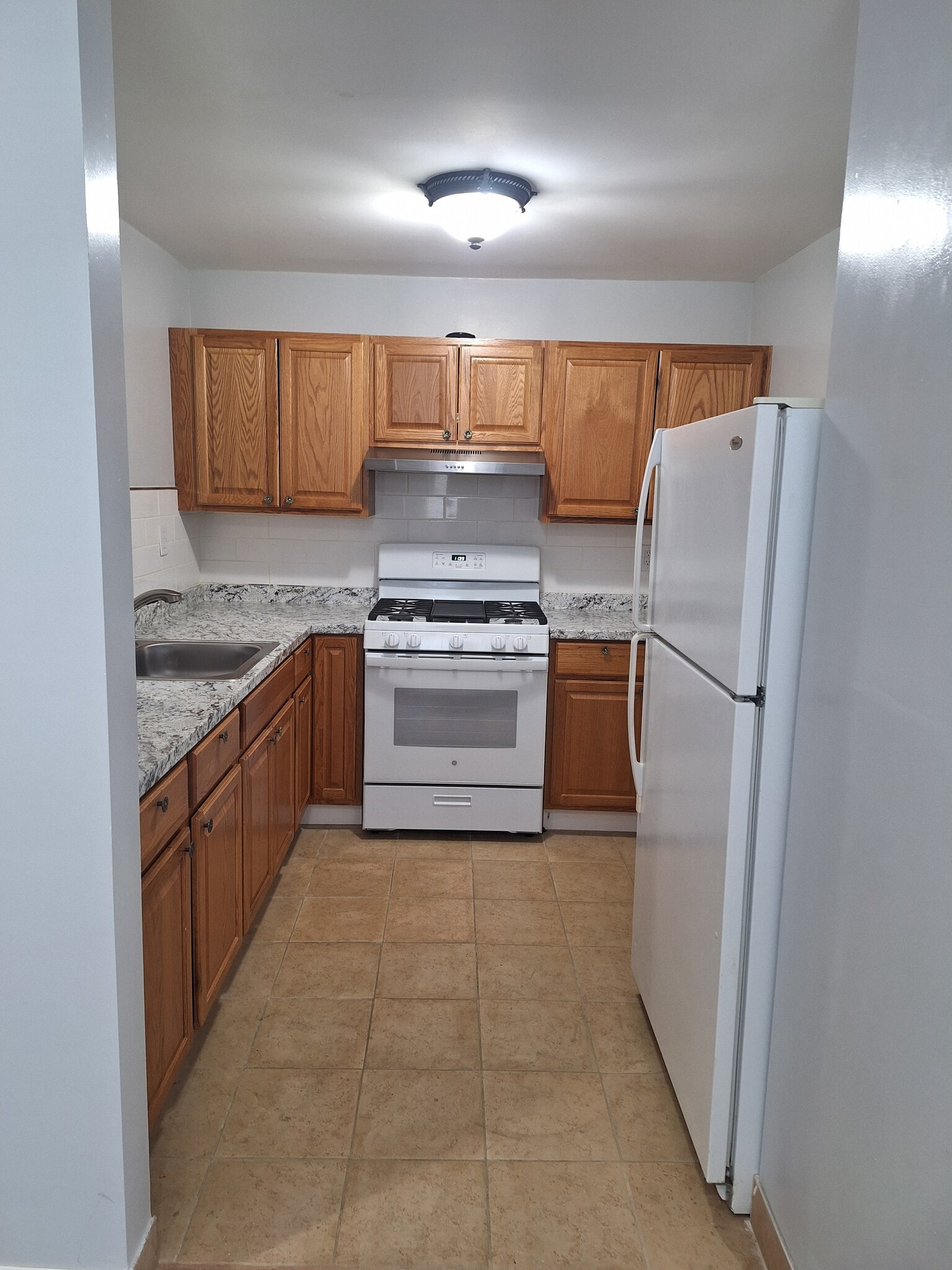 Kitchen - 2220 E Edgar Rd
