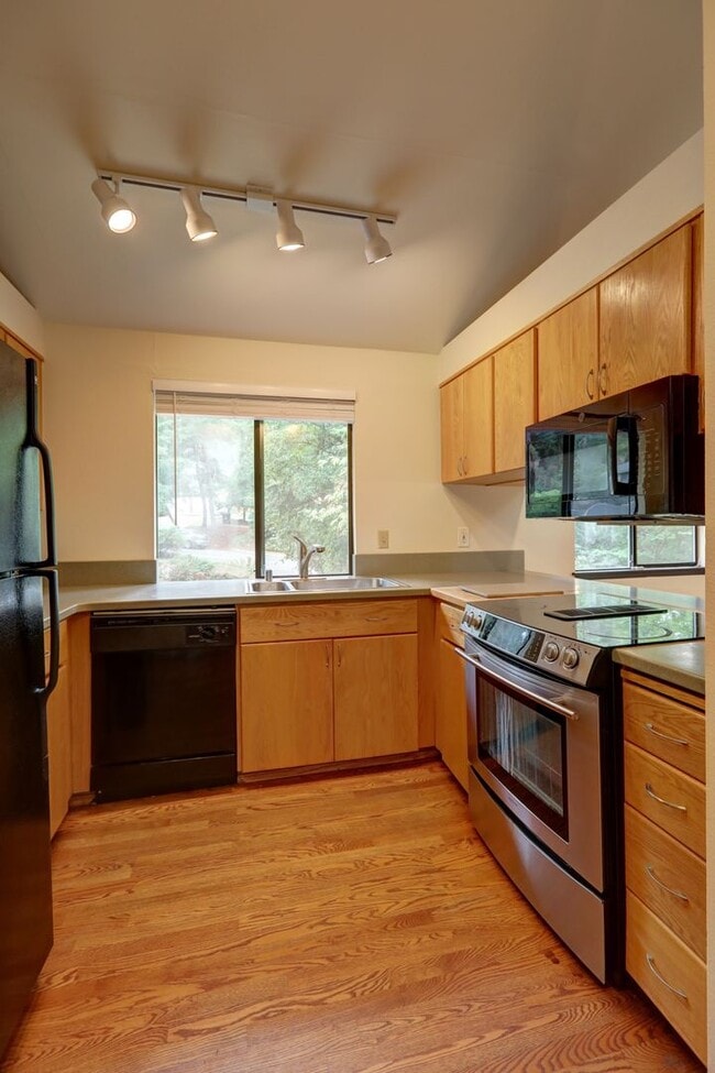Building Photo - Spacious 4BR 2.75BA Tri-level home in quie...