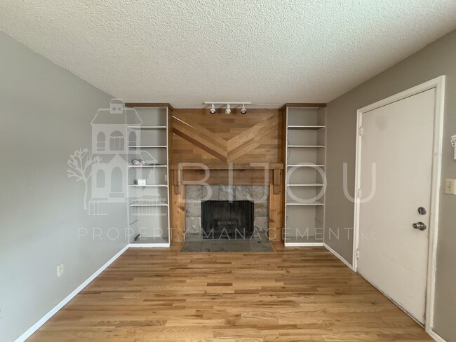 Building Photo - Conveniently Located Tri-Level
