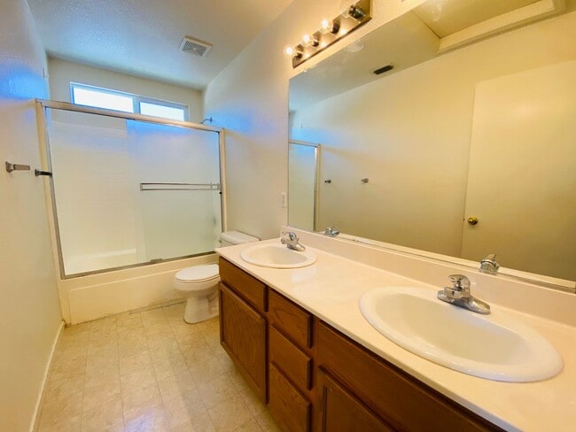 Building Photo - Spacious and Beautiful Home Close to a Huge Park