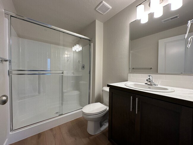 Building Photo - 3bed, 2bath 1,148sq.ft. 2car garage home i...