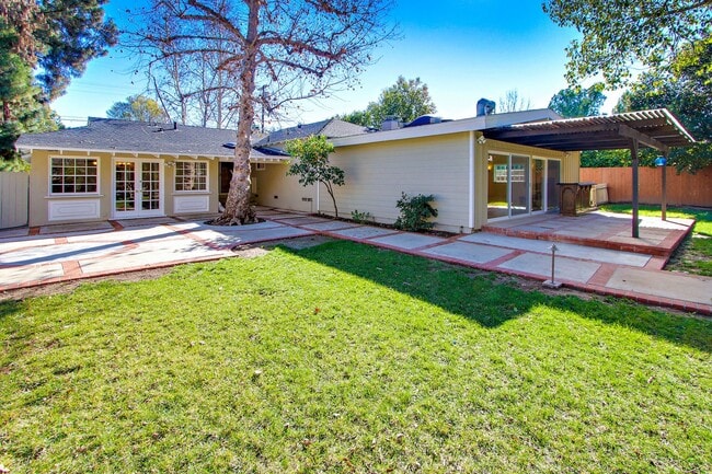 Building Photo - ENTERTAINER'S DELIGHT! GATED ESTATE IN SOUGHT AFTER COLLEGE ACRES!