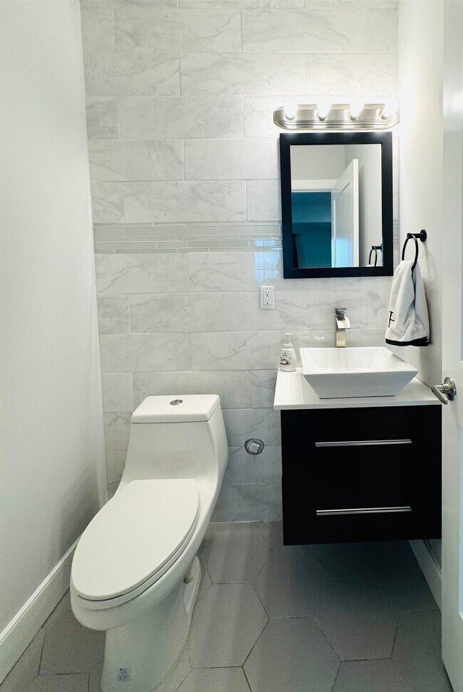 Building Photo - 114 Bleecker St