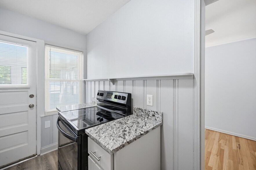 Building Photo - 253 E 250th St