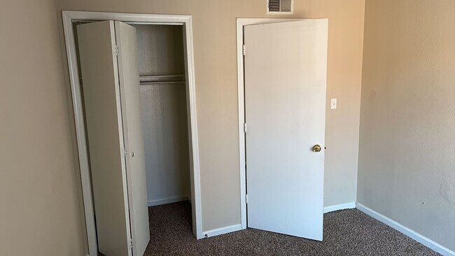 Building Photo - Condo in HALLCRAFT VILLAS EAST