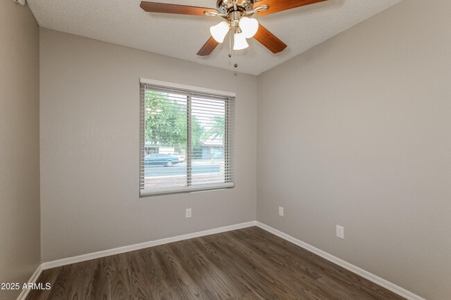 Building Photo - 7619 W Hope Dr