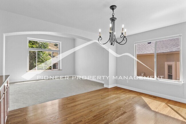 Building Photo - Low-Maintenance Living in Desirable West Side Neighborhood 5 bd, 2 car garage and AC