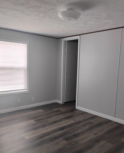 Building Photo - 166 Elm Dr