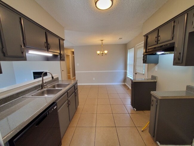 Building Photo - 4582 Summer Creek N
