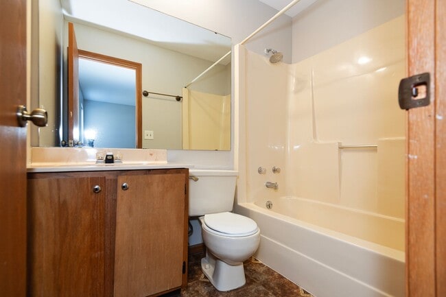 Building Photo - Spacious 2-Bedroom, 2.5-Bathroom Home